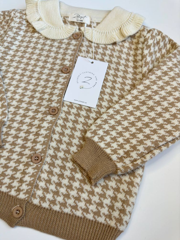 Detailed close-up of the fabric and design of the Beige Chicy baby set.